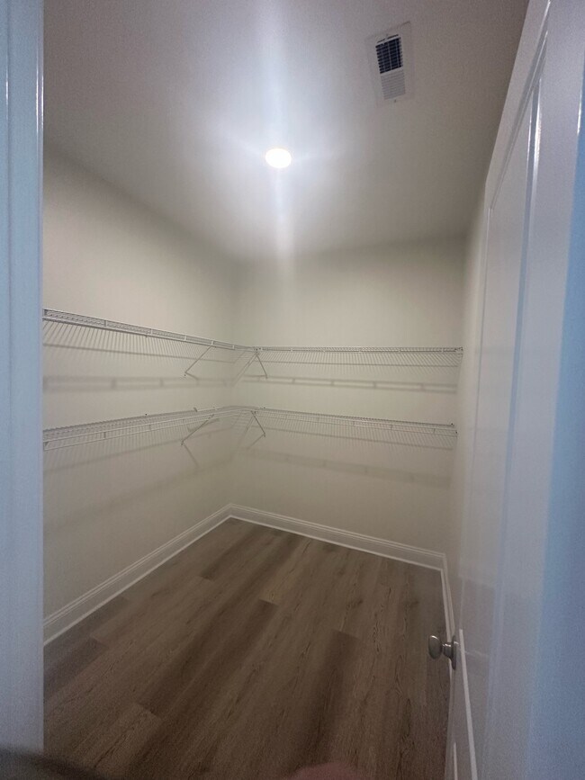 Building Photo - 645 Glensford Dr