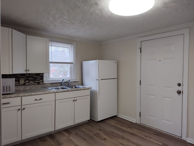 Building Photo - Move-in Ready duplex unit is located in Th...