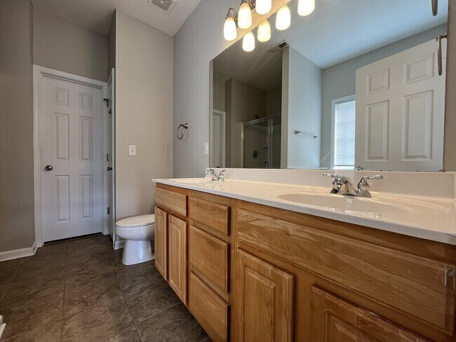 Building Photo - 2004 Helleri Dr