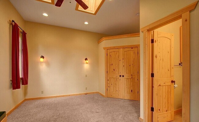 Building Photo - Everett Rambler for rent with RV parking -...