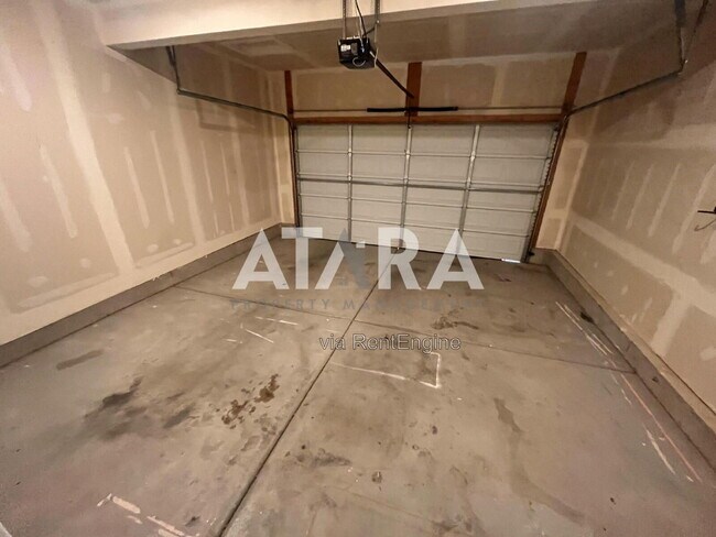 Building Photo - 4223 E Ctr Pt St