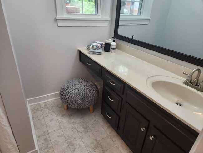 Building Photo - Chesterfield-Chester Area- Convenient to F...