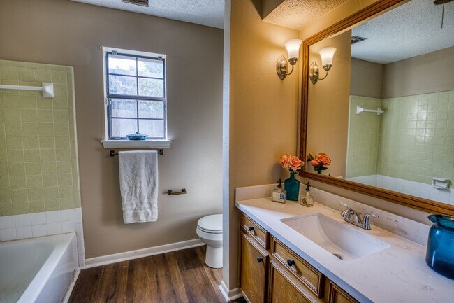 Building Photo - 402 Cottonwood St