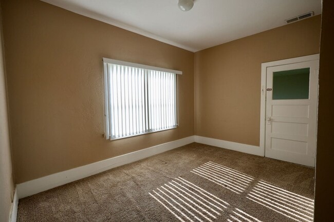 Building Photo - Authentic Country Living