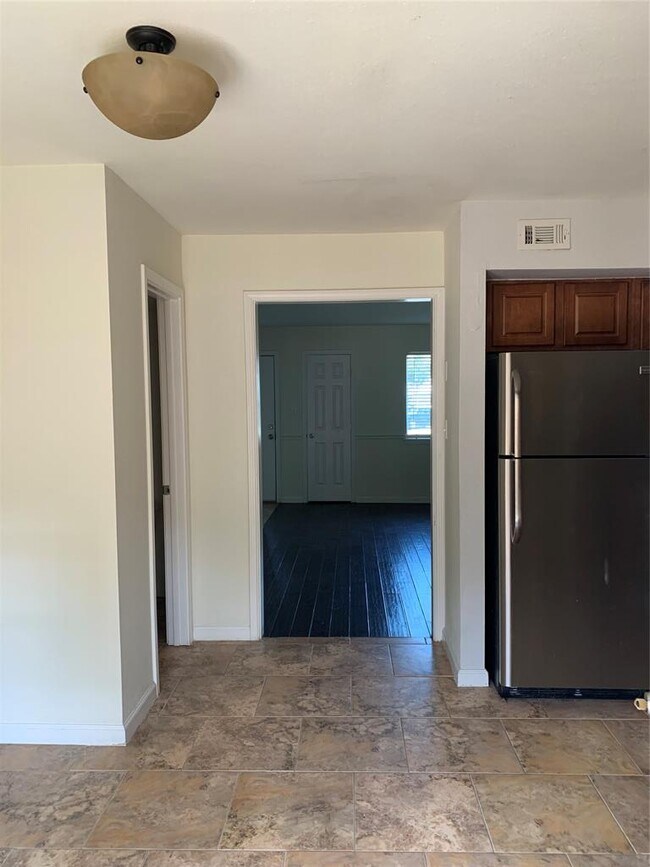 Building Photo - 8811 Dawnridge Cir