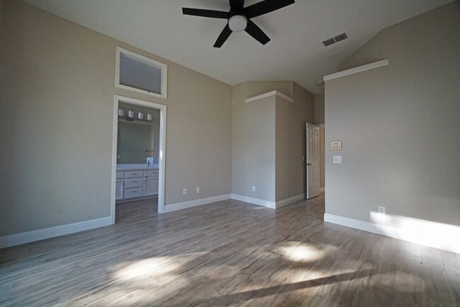Building Photo - Beautifully remodeled 4 bedroom, 2 bathroo...