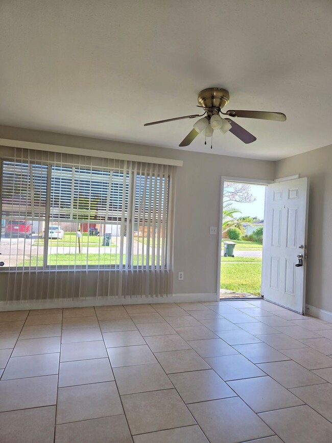Building Photo - S. BISCAYNE & TAMIAMI TR -2 bedroom