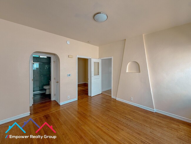Building Photo - 3 bed 2 bath Apartment in the Fruitvale District of Oakland