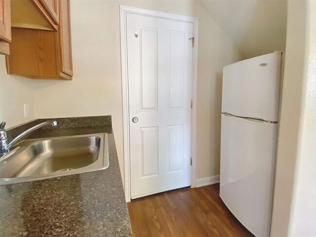 Building Photo - "Charming 1-Bedroom Condo Retreat in San Marcos – Perfect Comfort in 500 Sq Ft!"