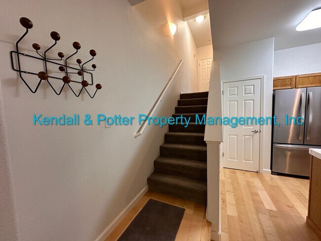 Building Photo - One Bedroom Condo Close to Downtown Santa Cruz!