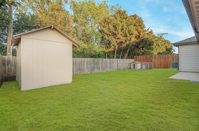 Building Photo - 1208 Bluffview Dr