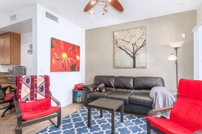 Building Photo - 525 W Lakeside Dr