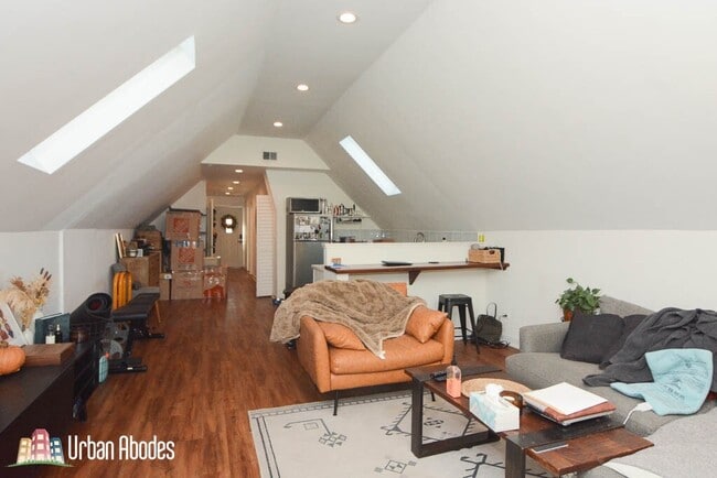 Building Photo - 3031 N Hamlin Ave