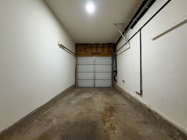 Building Photo - 10428 Riverside Dr