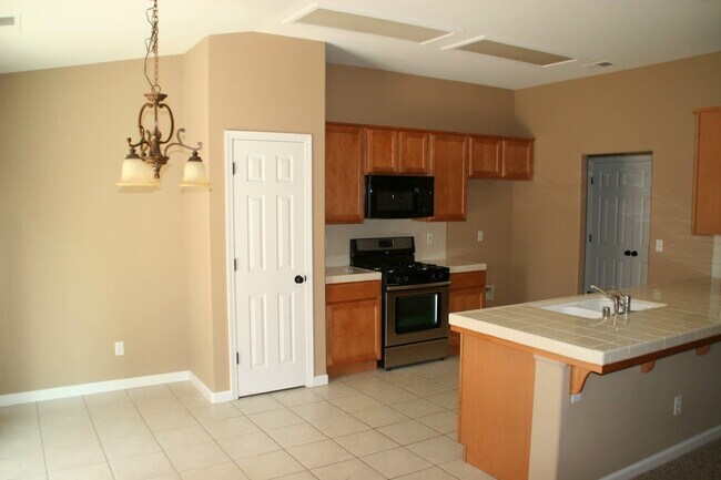 Building Photo - Great home for rent in Visalia!