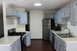 Building Photo - 1868 Fox Run Dr