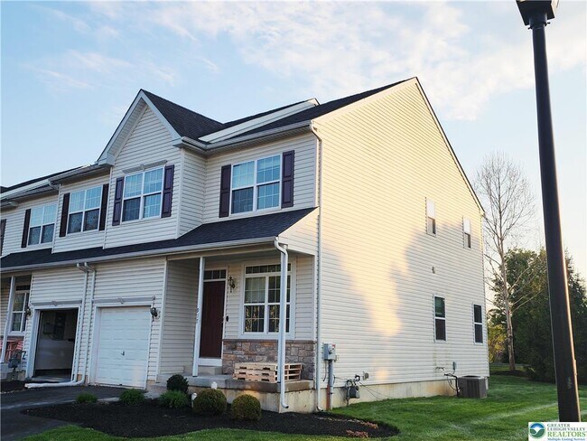 Building Photo - 937 King Way