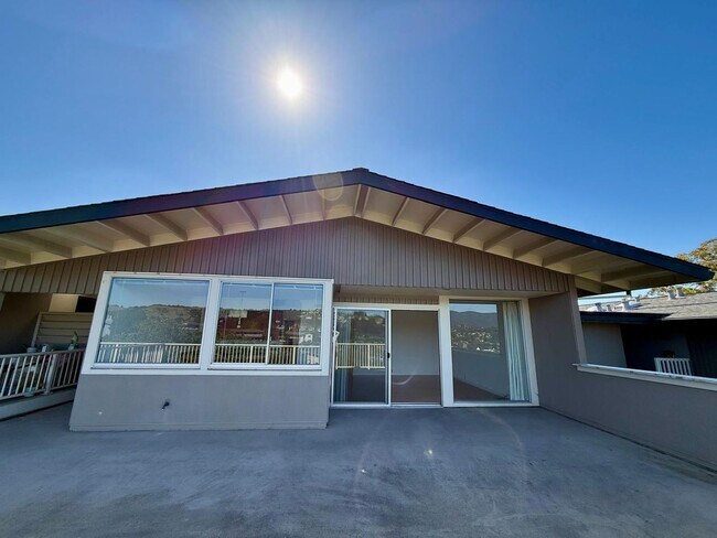 Building Photo - BEAUTIFUL UPPER 3BD/2BA UNIT PLUS BONUS ROOM. TIBURON CONDO. MT.TAM VIEWS!