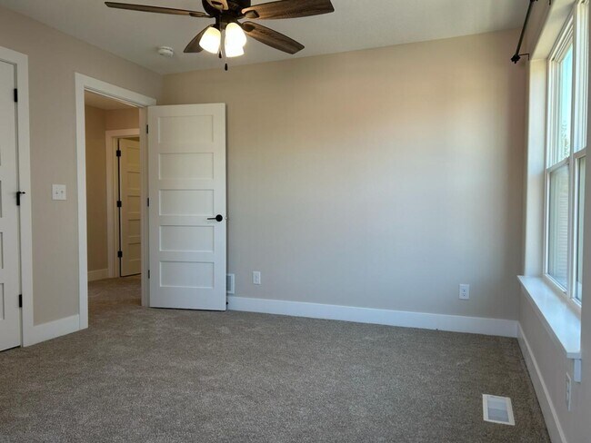 Building Photo - 940 M St SW