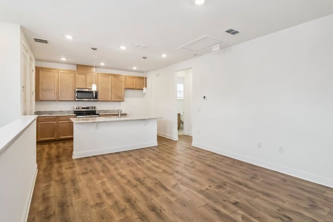 Building Photo - Beautiful Brand New 1/1 Garage Apartment i...