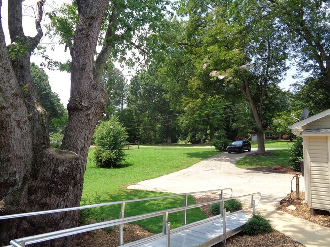 Building Photo - Lots of Space-Big Yard