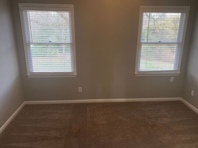 Building Photo - Spacious 3-bedroom home located in Charlotte. $300 off on two months' rent!