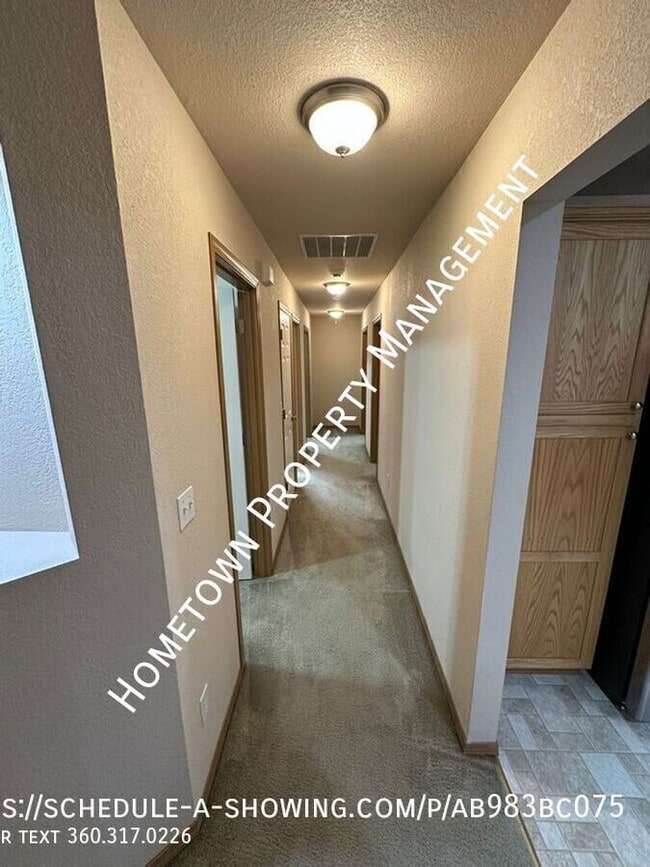 Building Photo - 9420 Fairhill Dr NE