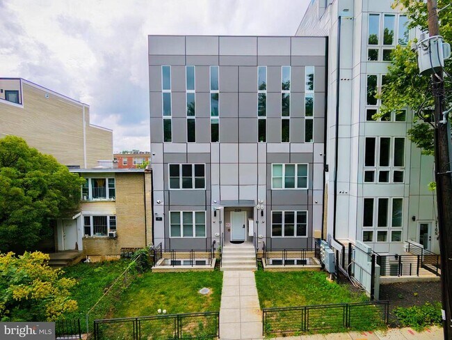 Building Photo - 2109 M St NE