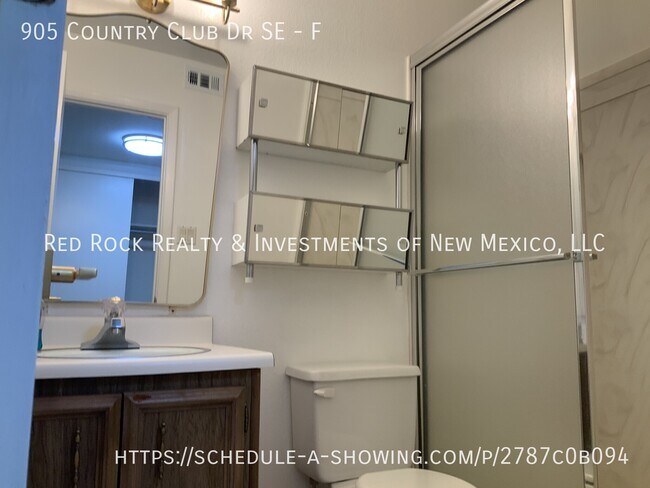 Building Photo - 905 Country Club Dr SE