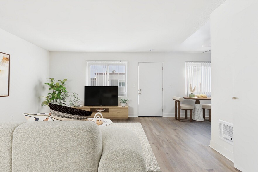 Building Photo - Gilmore  Apartments Van Nuys