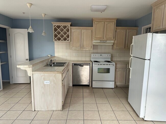 Building Photo - 1304 W Kiwi Ave