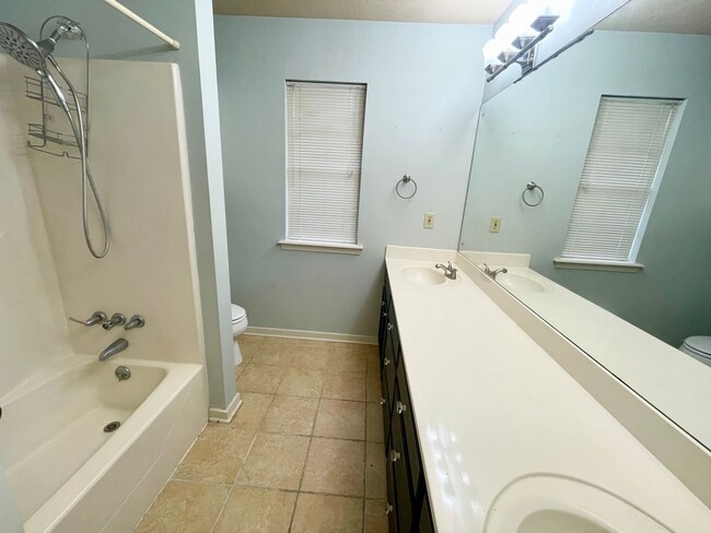 Building Photo - 3 Bedroom 2 Bathroom Home for Rent in the ...