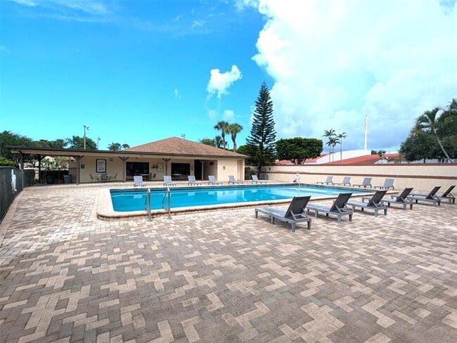 Building Photo - 6550 Somerset Dr