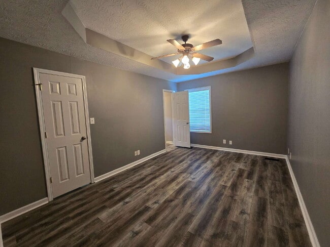 Building Photo - 460 Caney Ln