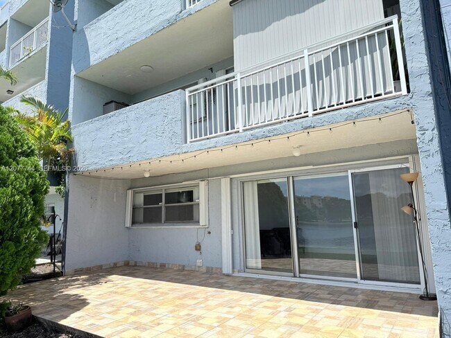 Building Photo - 9357 Fontainebleau Blvd