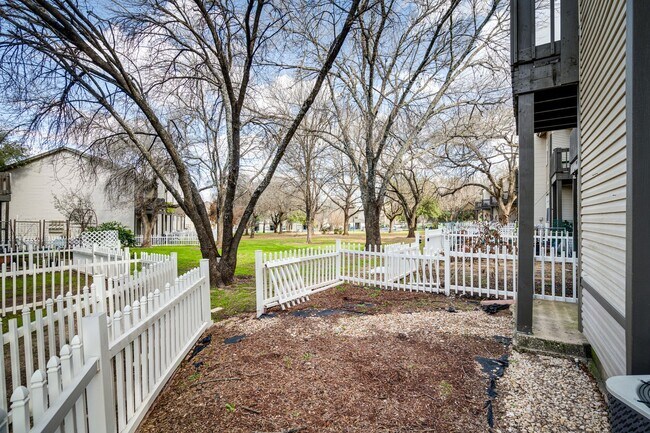 Building Photo - RIVER CROSSING ATX - 2BD/2.5BA - TOWNHOUSE - NEAR DOWNTOWN - NEW INTERIOR - $1495