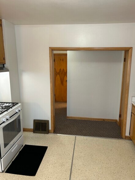 Building Photo - 826 Hess Ave