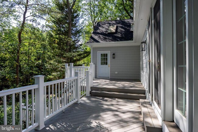 Building Photo - 221 Spring Race Ct
