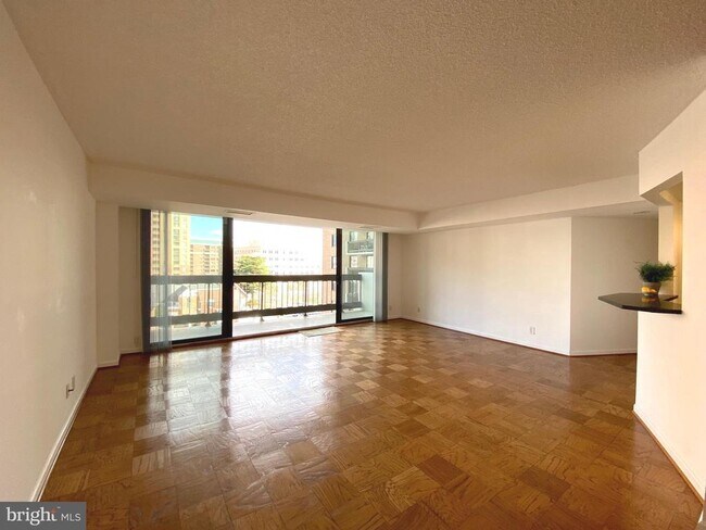 Building Photo - 3800 Fairfax Dr