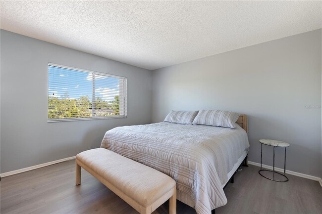 Building Photo - 1540 Glen Oaks Dr E