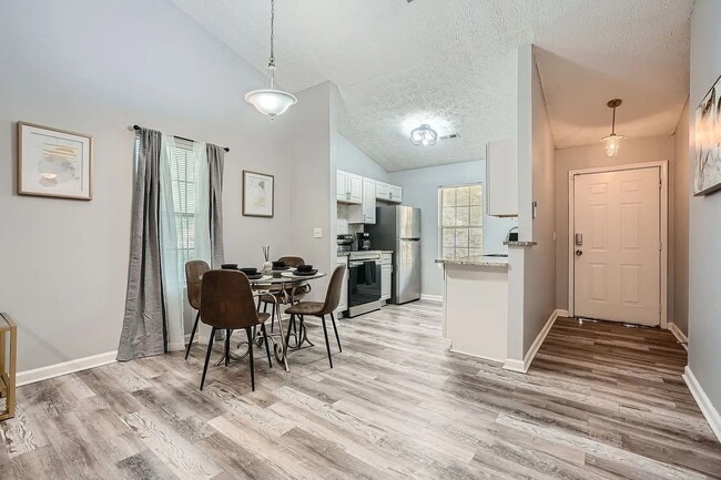 Building Photo - Modern 2 BD 2 BA Home in a Desirable South Atlanta Community