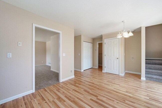 Building Photo - 698 Eagle Dr