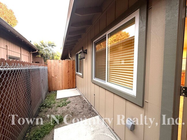 Building Photo - 613 Archer St