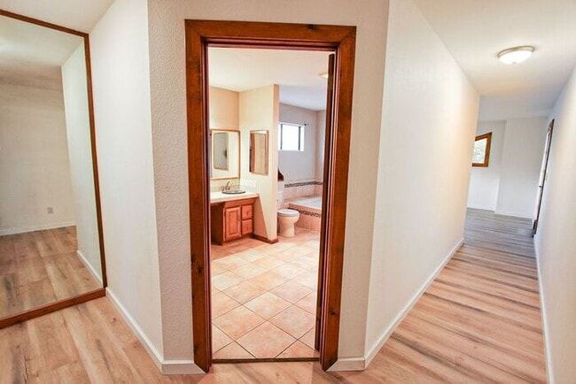 Building Photo - Modern 3 Bed Home for Rent in Riverside CA 92507 Garage Available