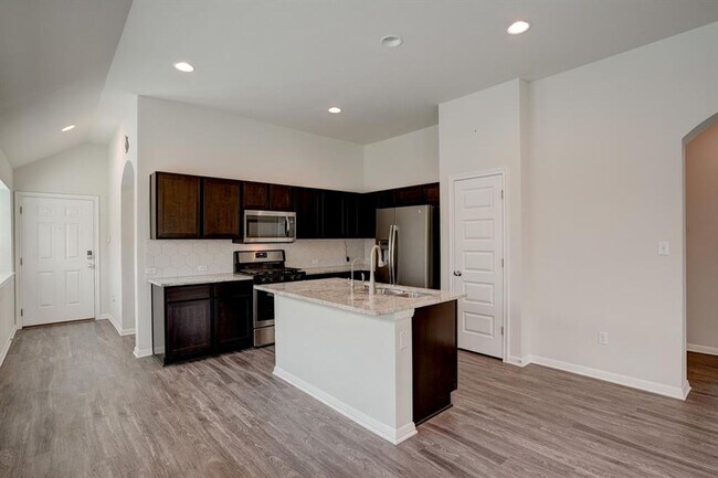 Building Photo - Beautiful 3BR/2BA Home with Island Kitchen...