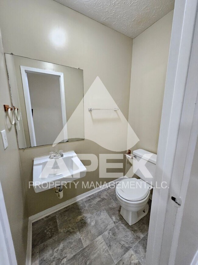 Building Photo - Nice 3Bd 1.5 Townhouse in WEST KNOX off Cedarbluff! END UNIT!