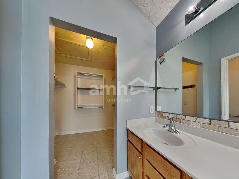 Building Photo - 551 Montgomery Dr