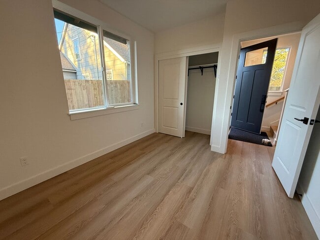 Building Photo - Brand New Modern 2 Bed/ 1 Bath Triplex - Larkspur