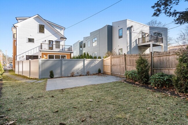 Building Photo - 71 Greenough St