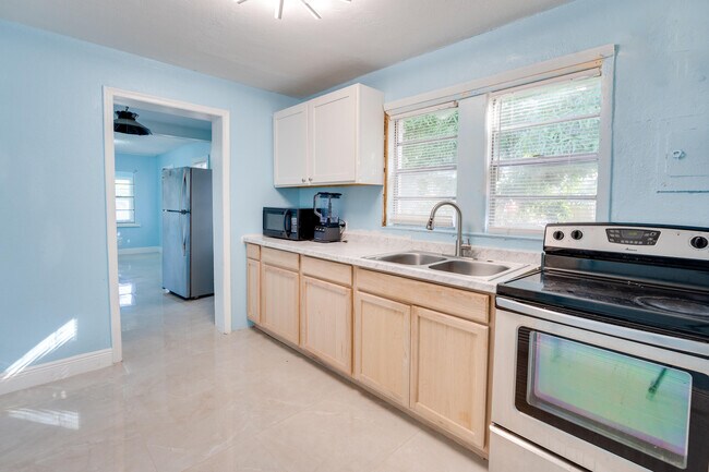 Building Photo - 813 Truman St